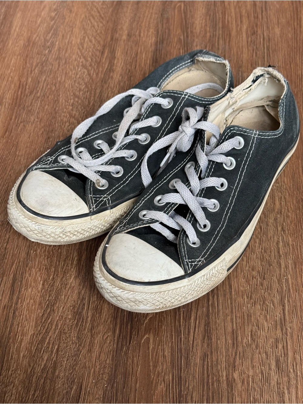 Women’s Low-Top Canvas Sneakers - Black